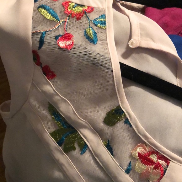 Pink top with floral detail - Picture 4 of 4